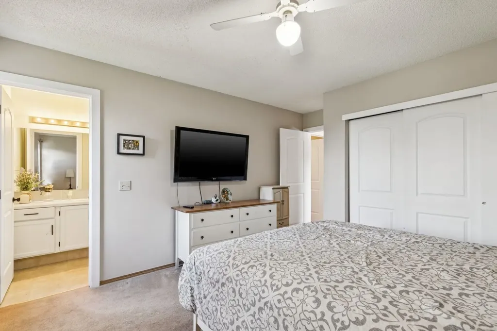 34 Shawfield Place SW Calgary AB T2Y 1Y7