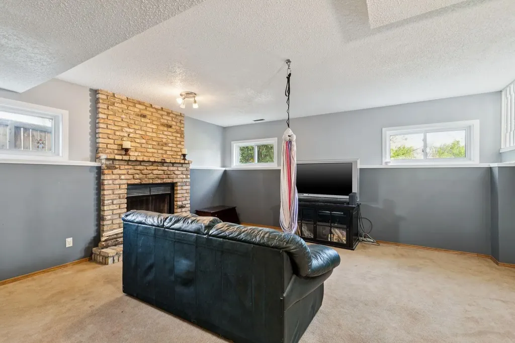 34 Shawfield Place SW Calgary AB T2Y 1Y7