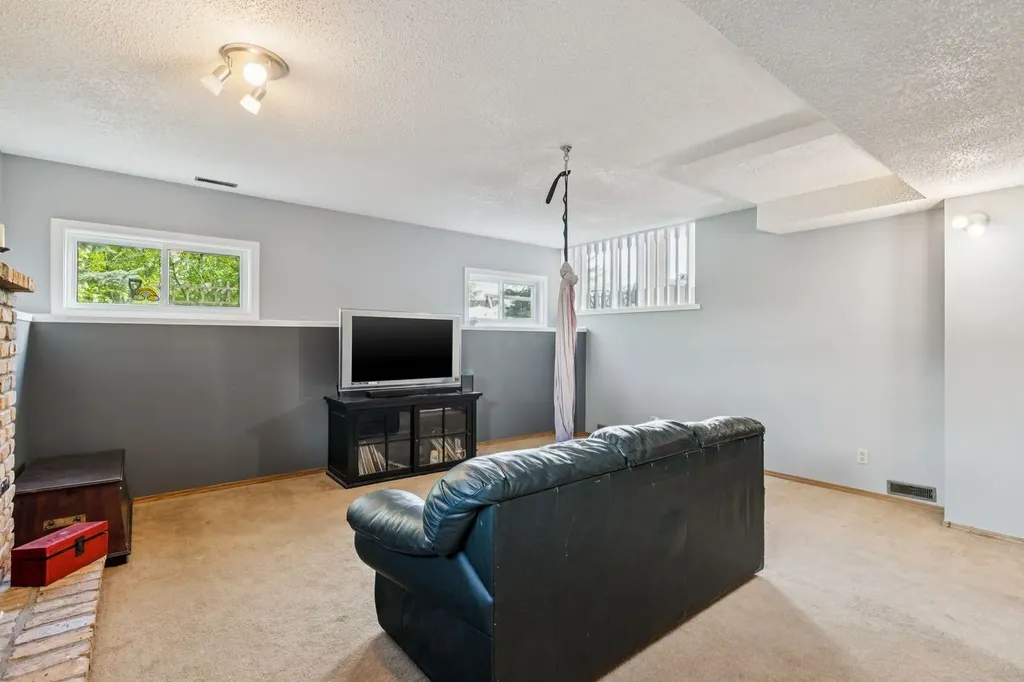 34 Shawfield Place SW Calgary AB T2Y 1Y7