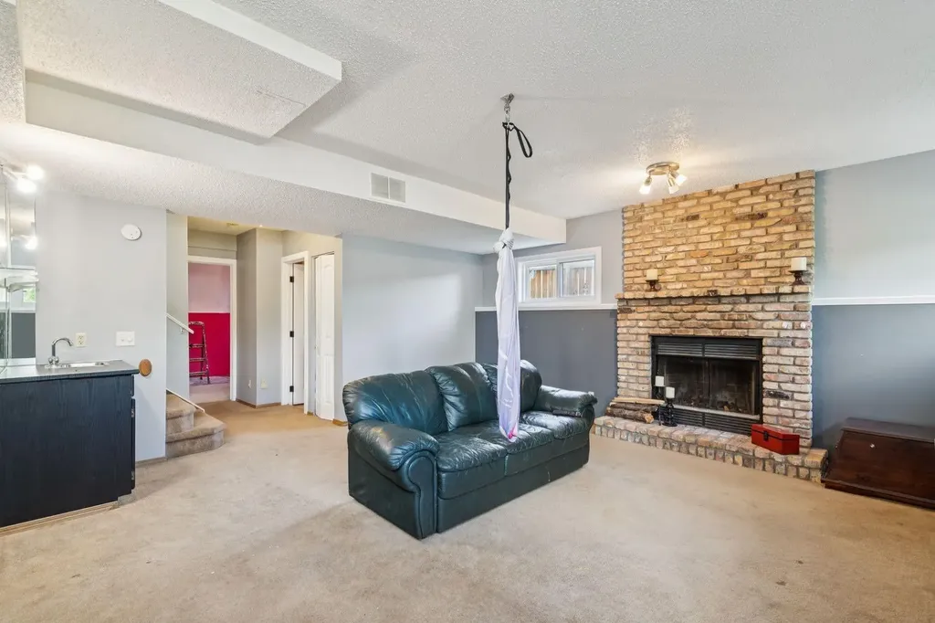 34 Shawfield Place SW Calgary AB T2Y 1Y7