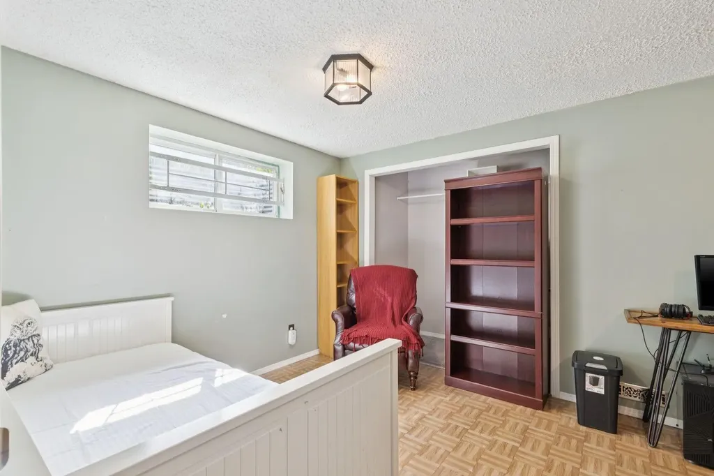 34 Shawfield Place SW Calgary AB T2Y 1Y7