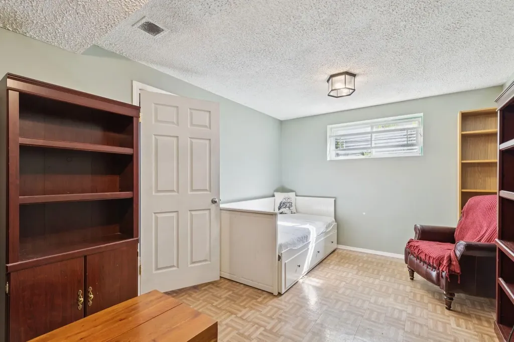 34 Shawfield Place SW Calgary AB T2Y 1Y7