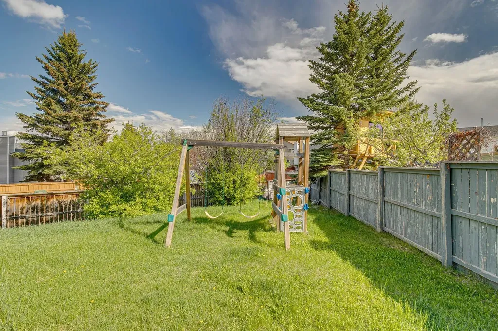 34 Shawfield Place SW Calgary AB T2Y 1Y7