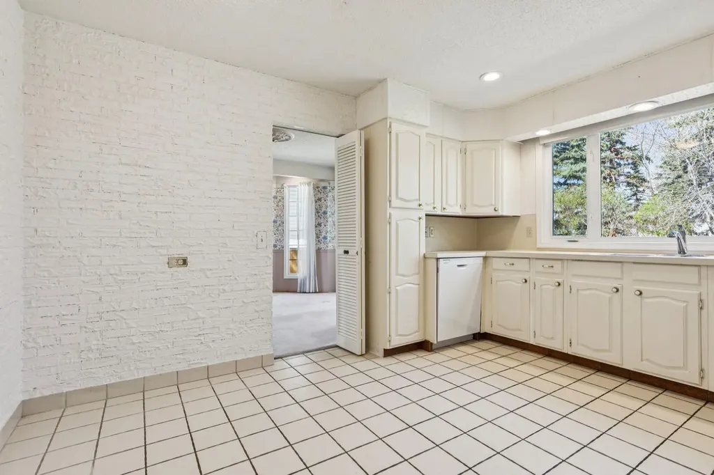 40 Varston Place NW Calgary AB T3A 0B7