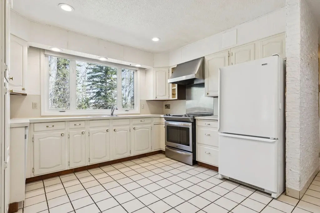 40 Varston Place NW Calgary AB T3A 0B7