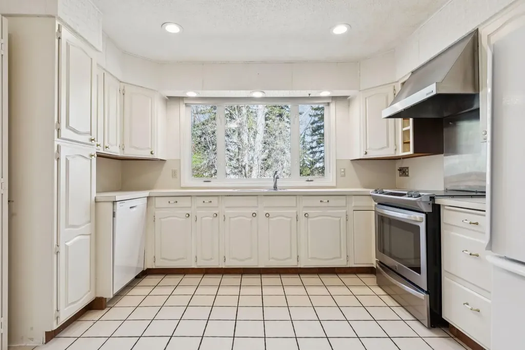 40 Varston Place NW Calgary AB T3A 0B7