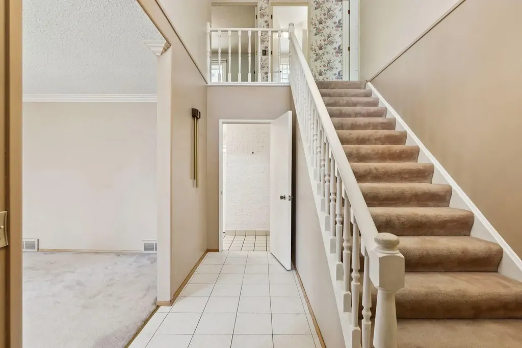 40 Varston Place NW Calgary AB T3A 0B7