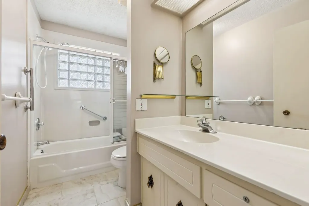 40 Varston Place NW Calgary AB T3A 0B7