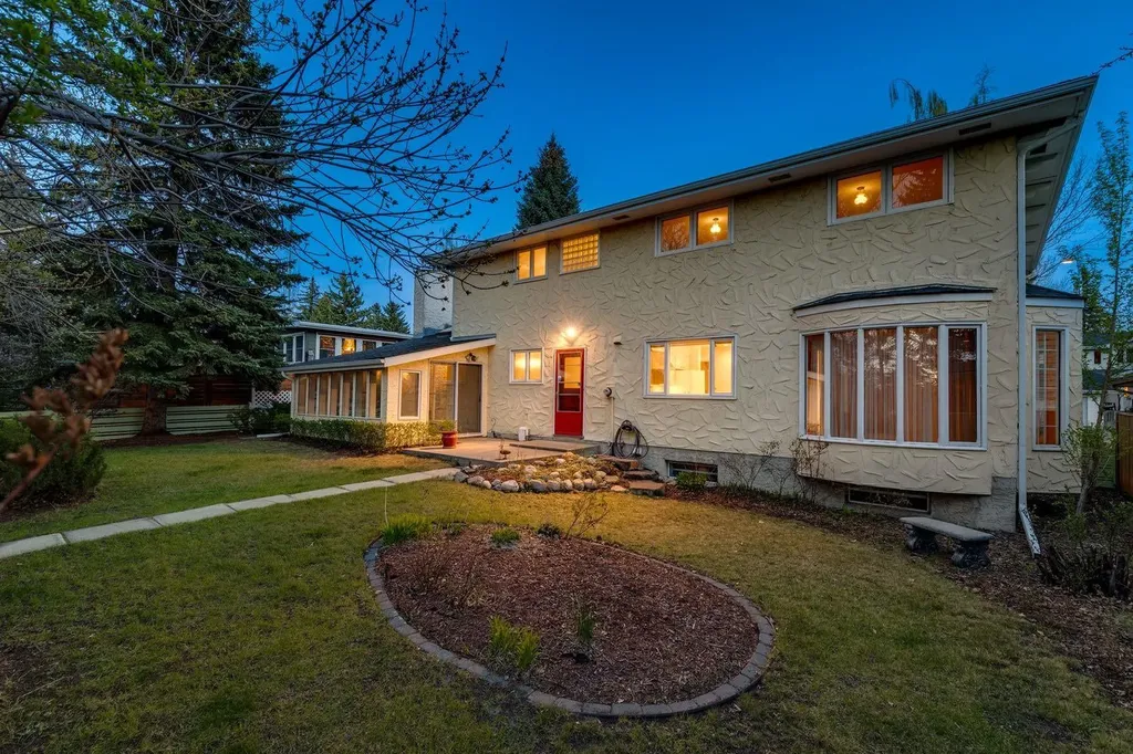 40 Varston Place NW Calgary AB T3A 0B7
