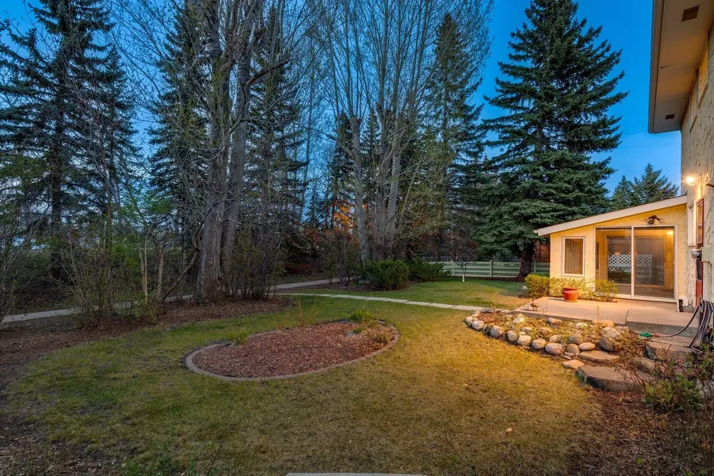 40 Varston Place NW Calgary AB T3A 0B7