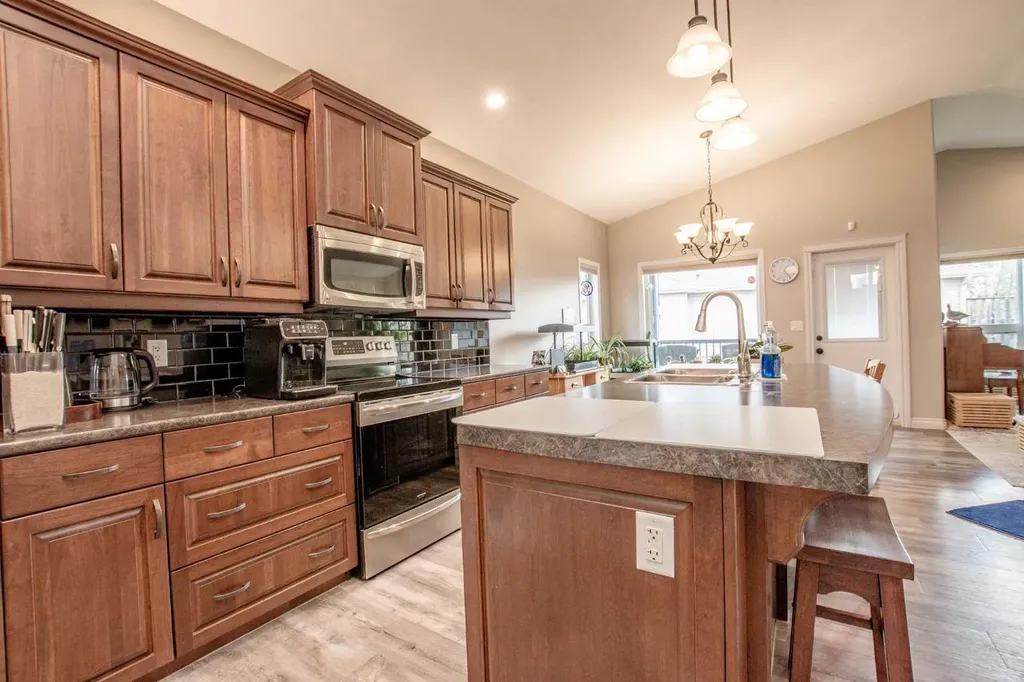 7013 115 Street Grande Prairie AB T8W 0E8