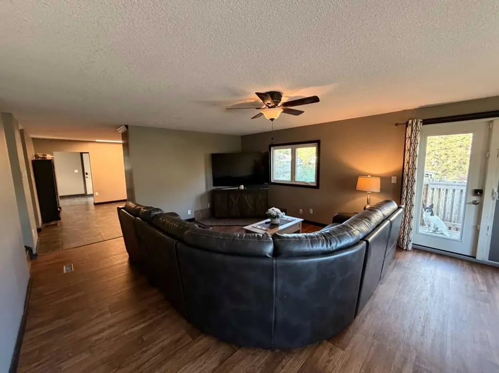 987 1 Avenue Sundre AB T0M 1X0