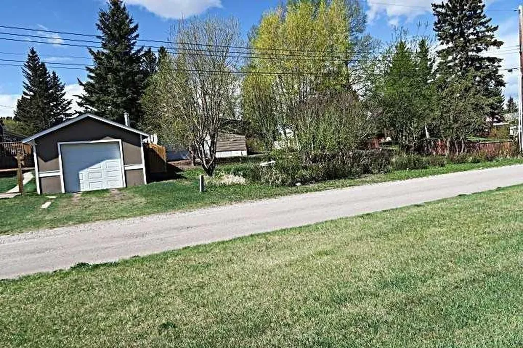 207 4 Street NW Sundre AB T0M 1X0