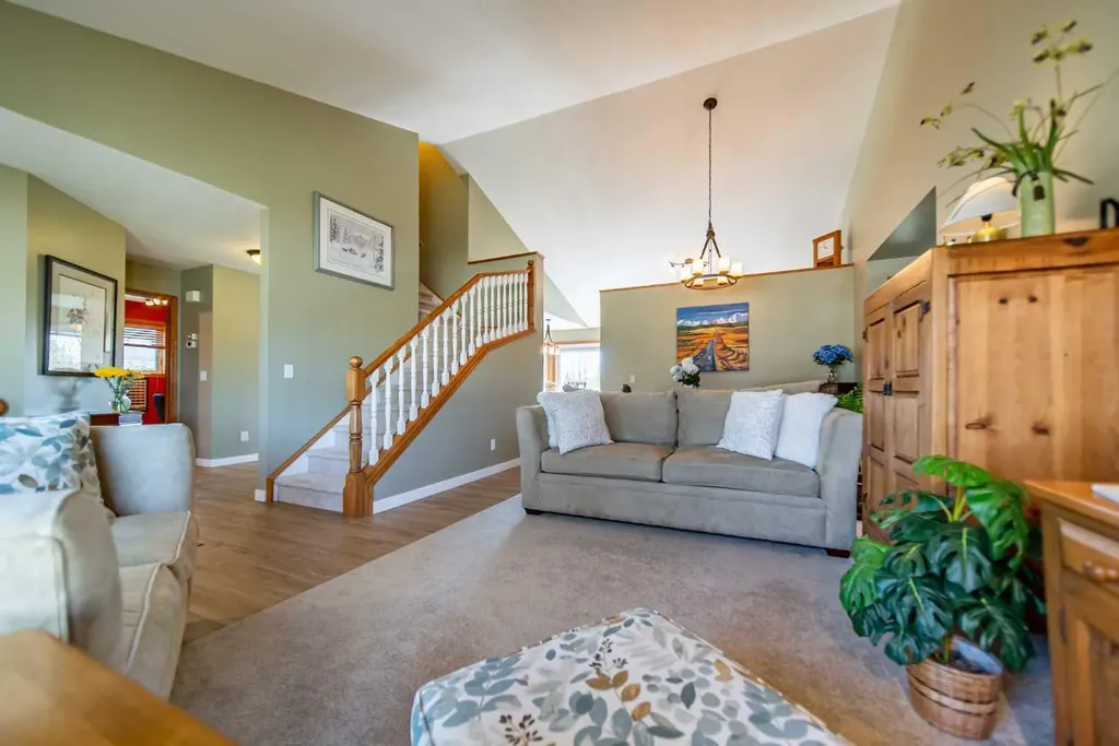 76 Sunset Crescent Okotoks AB T1S 1P5