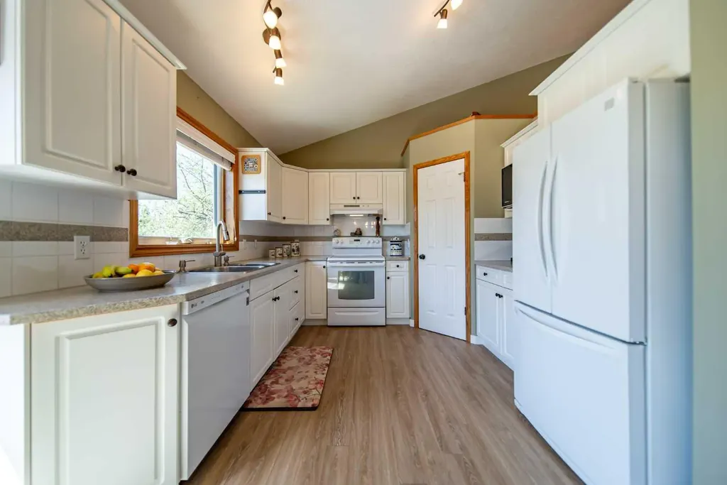 76 Sunset Crescent Okotoks AB T1S 1P5