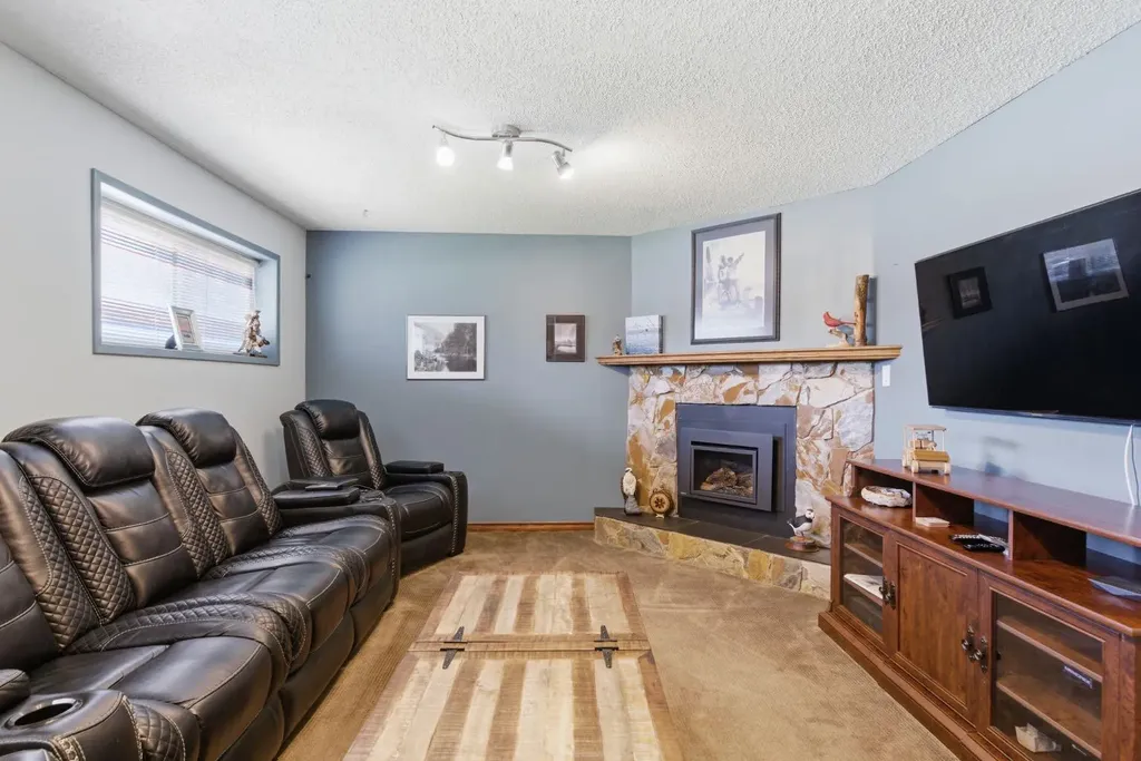 5012 Valiant Drive NW Calgary AB T3A 0Y5