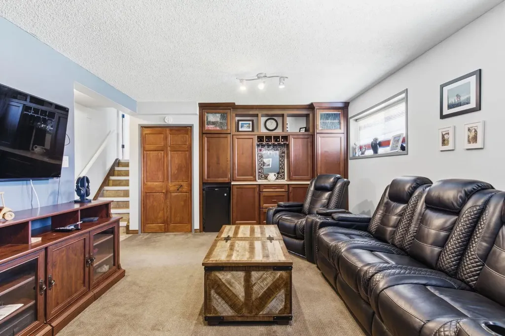 5012 Valiant Drive NW Calgary AB T3A 0Y5