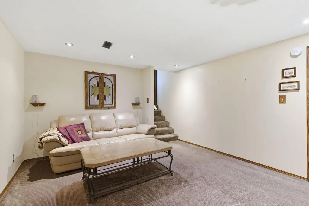 5012 Valiant Drive NW Calgary AB T3A 0Y5