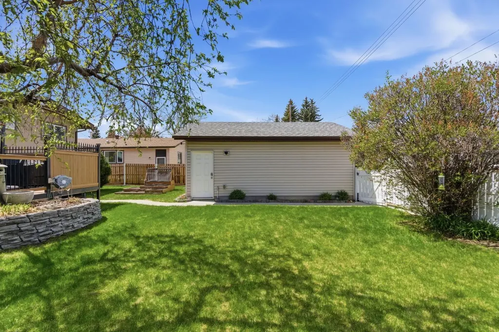 5012 Valiant Drive NW Calgary AB T3A 0Y5