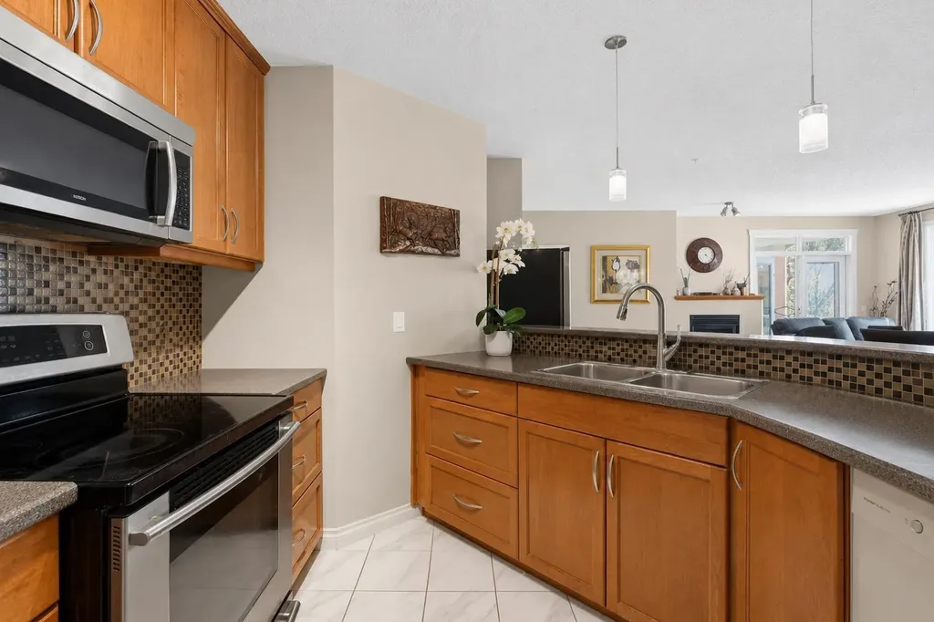 14 Hemlock Crescent SW Calgary AB T3C 2Z1