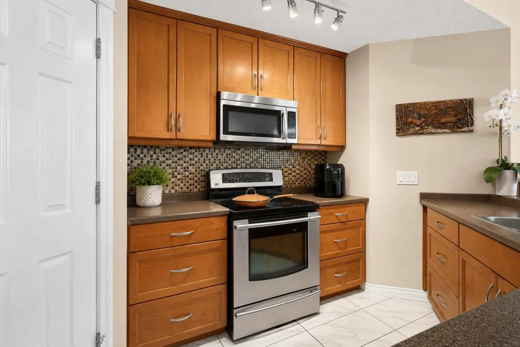 14 Hemlock Crescent SW Calgary AB T3C 2Z1