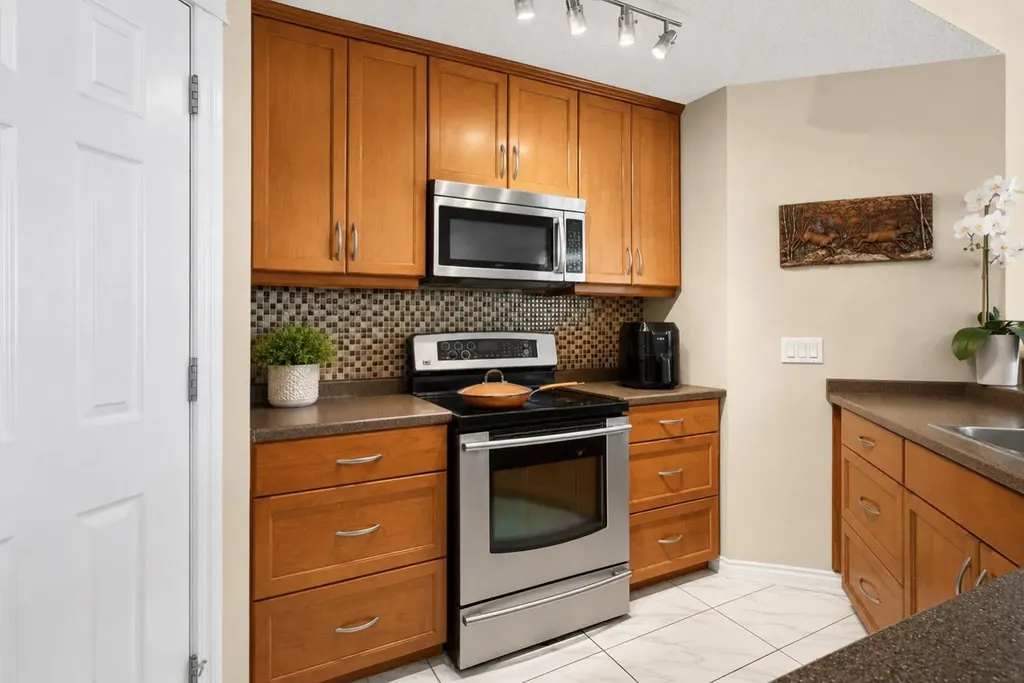 14 Hemlock Crescent SW Calgary AB T3C 2Z1