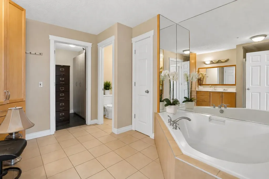 14 Hemlock Crescent SW Calgary AB T3C 2Z1