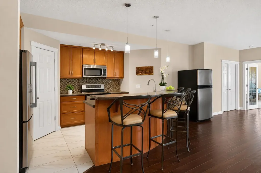 14 Hemlock Crescent SW Calgary AB T3C 2Z1