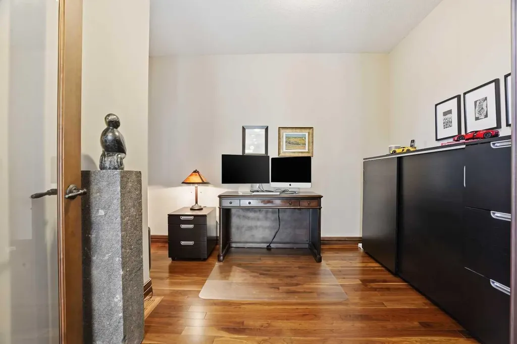 12 Aspen Cliff Close SW Calgary AB T3H 0L9