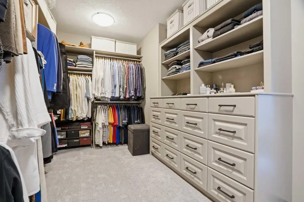12 Aspen Cliff Close SW Calgary AB T3H 0L9