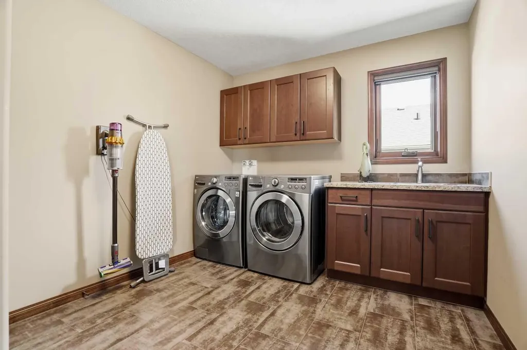12 Aspen Cliff Close SW Calgary AB T3H 0L9