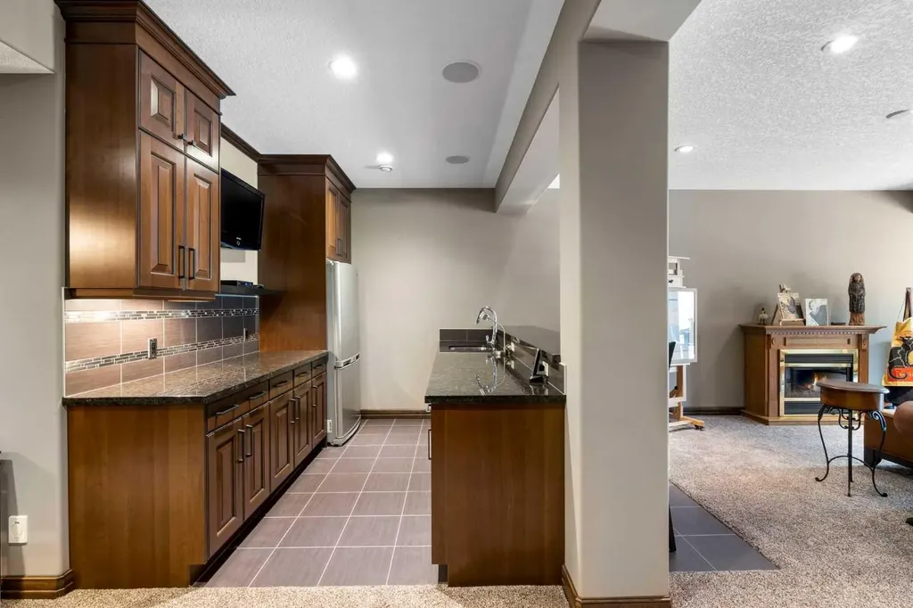 12 Aspen Cliff Close SW Calgary AB T3H 0L9