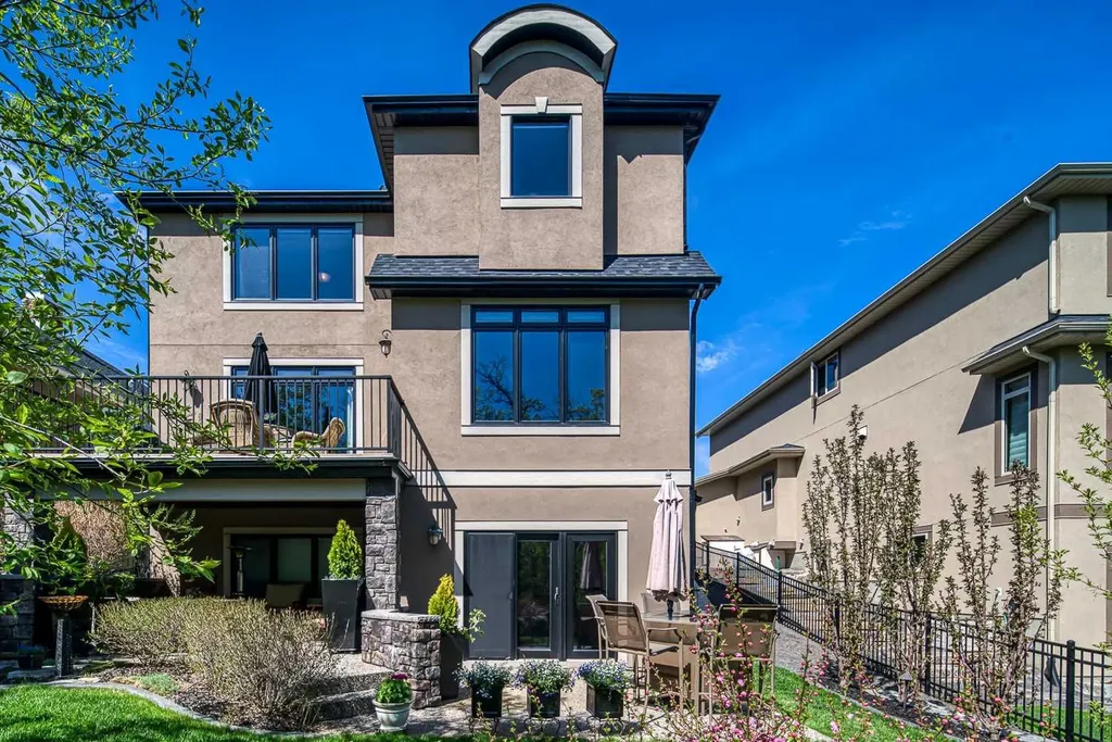 12 Aspen Cliff Close SW Calgary AB T3H 0L9