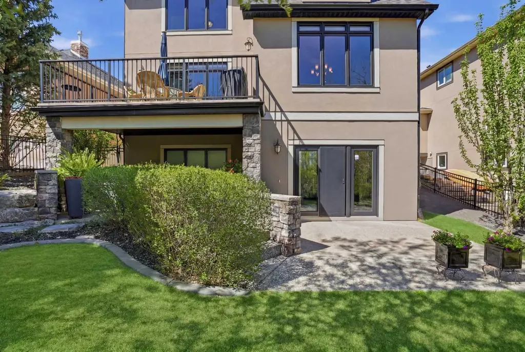 12 Aspen Cliff Close SW Calgary AB T3H 0L9