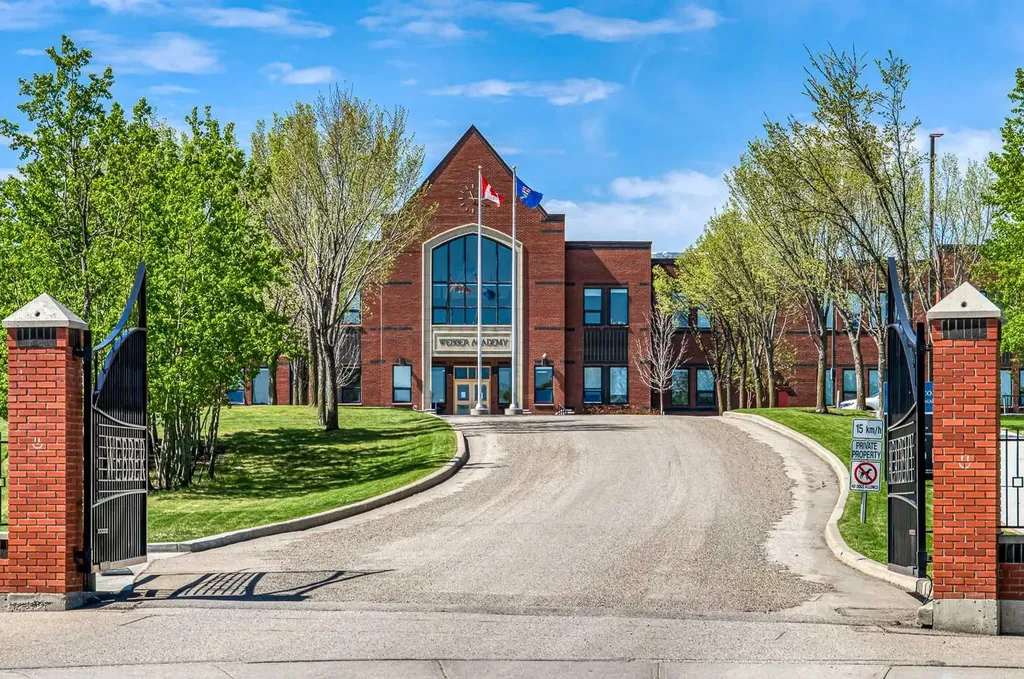 12 Aspen Cliff Close SW Calgary AB T3H 0L9