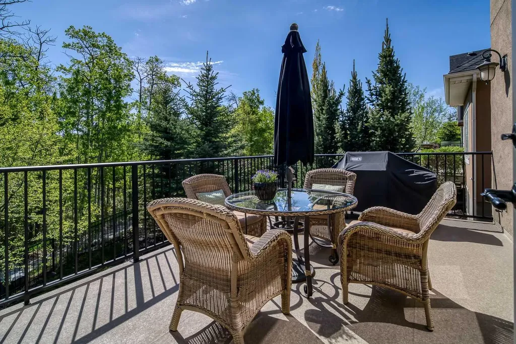 12 Aspen Cliff Close SW Calgary AB T3H 0L9