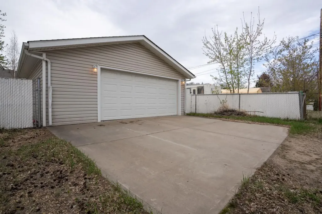 5211 48 Street Camrose AB T4V1M2