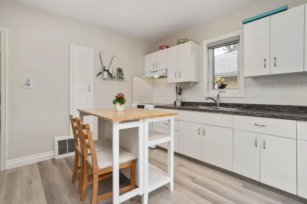 5211 48 Street Camrose AB T4V1M2
