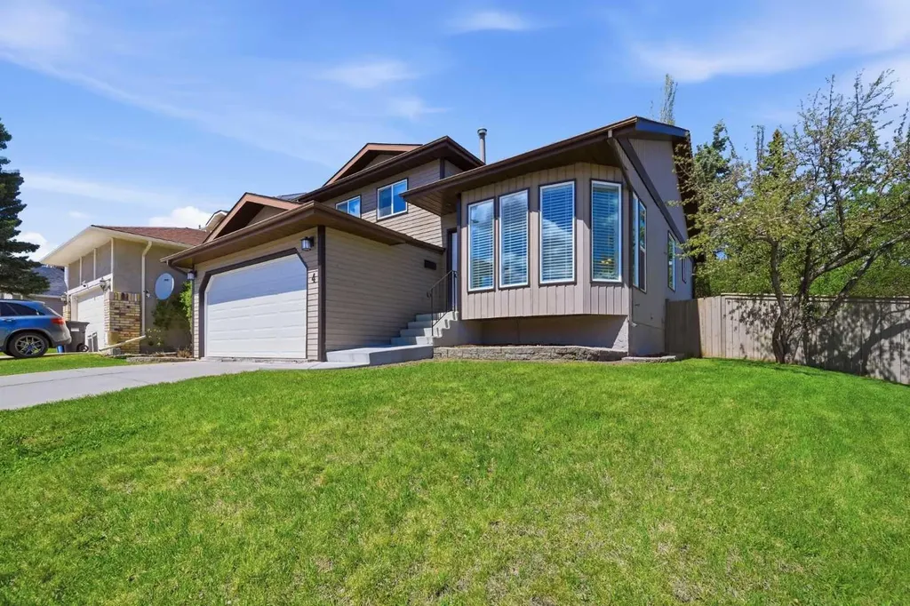 4 Woodstock Road SW Calgary AB T2W 5V8
