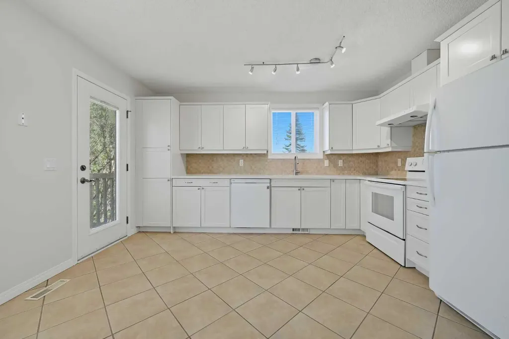 4 Woodstock Road SW Calgary AB T2W 5V8