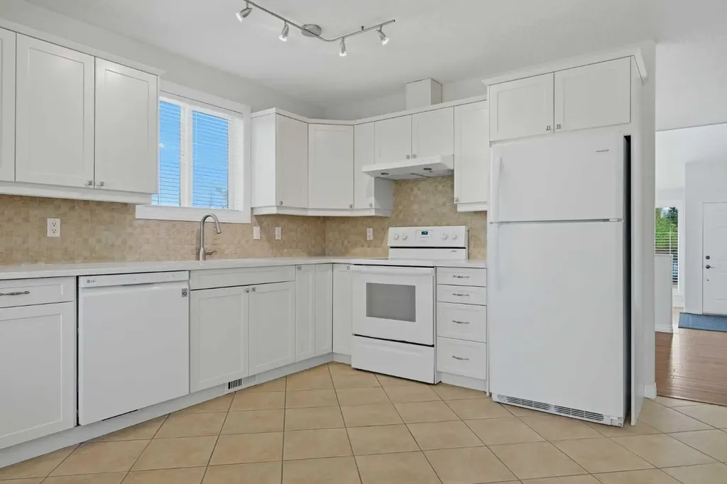 4 Woodstock Road SW Calgary AB T2W 5V8