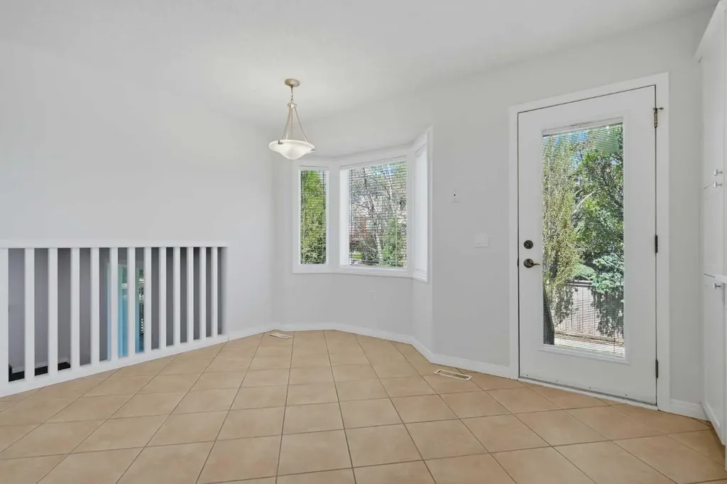 4 Woodstock Road SW Calgary AB T2W 5V8