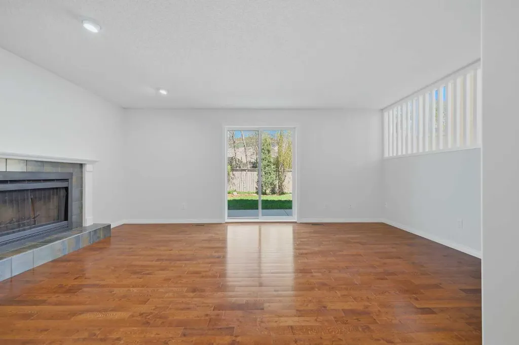 4 Woodstock Road SW Calgary AB T2W 5V8