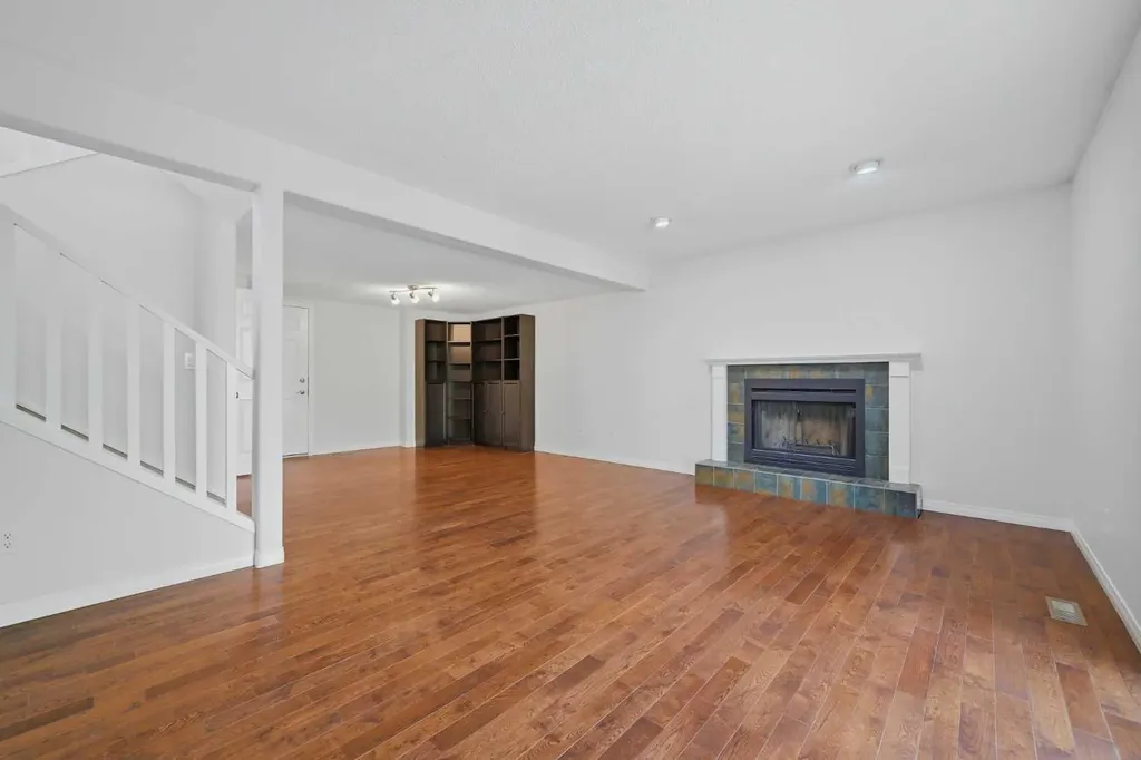 4 Woodstock Road SW Calgary AB T2W 5V8