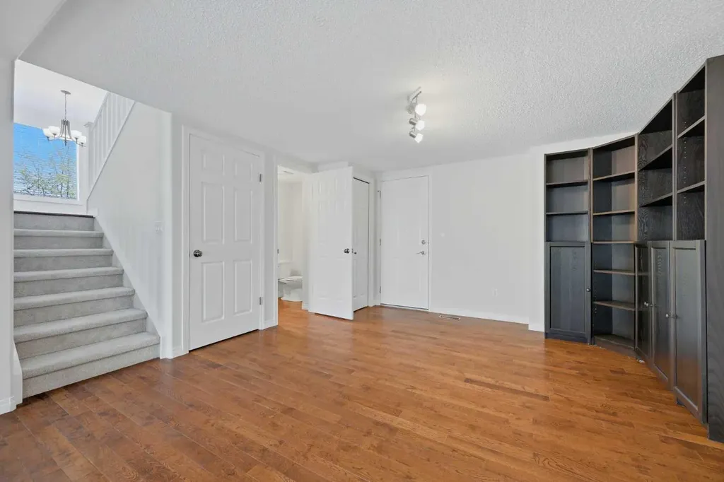 4 Woodstock Road SW Calgary AB T2W 5V8