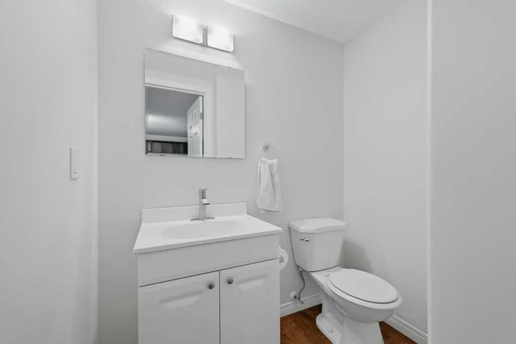 4 Woodstock Road SW Calgary AB T2W 5V8