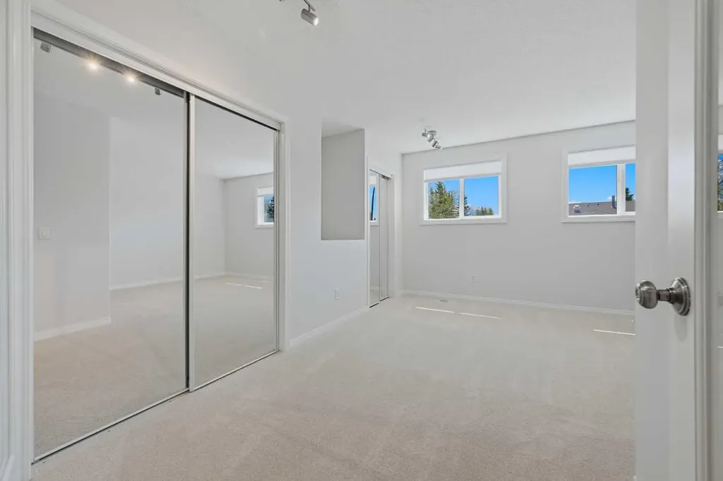 4 Woodstock Road SW Calgary AB T2W 5V8