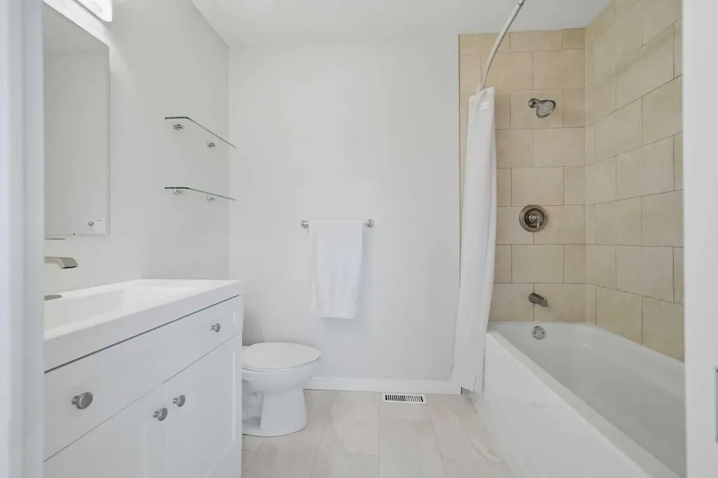4 Woodstock Road SW Calgary AB T2W 5V8