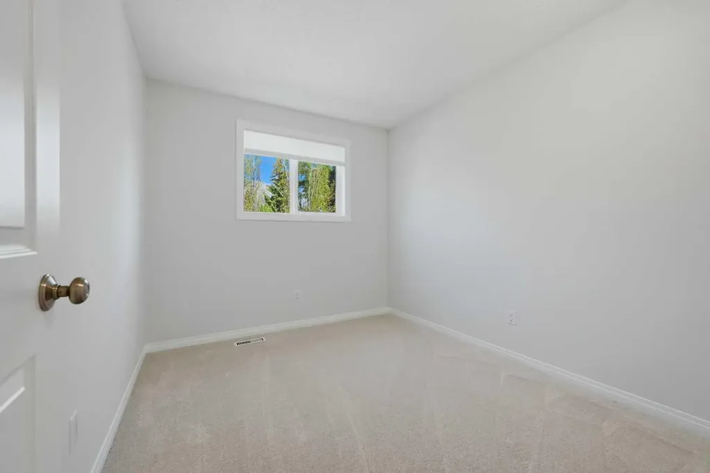 4 Woodstock Road SW Calgary AB T2W 5V8