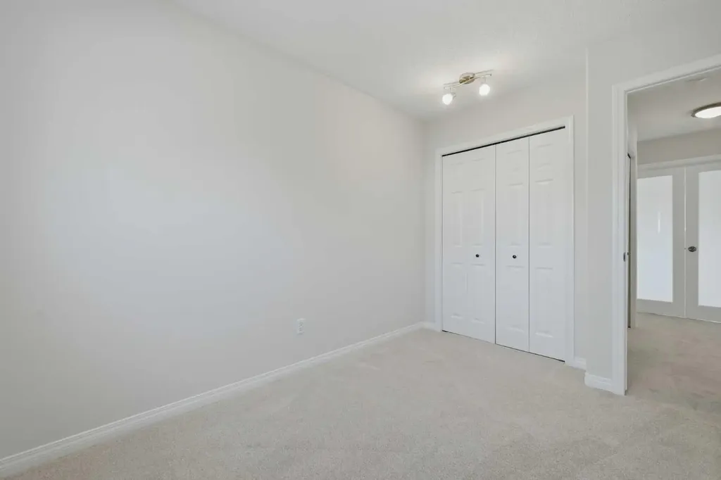 4 Woodstock Road SW Calgary AB T2W 5V8